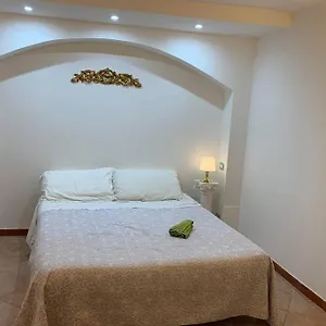 - Casa La Rosa , Taormina Italia